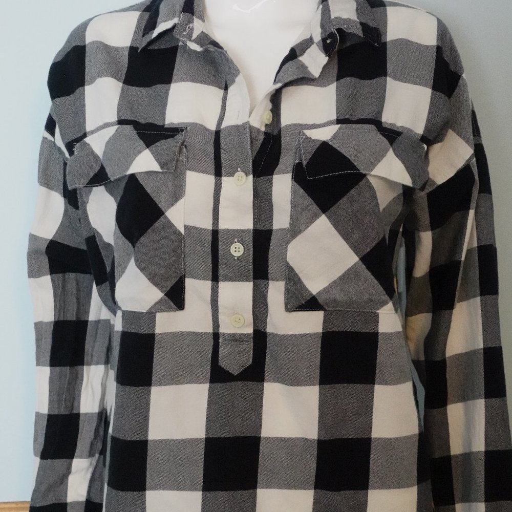 Old Navy Boyfriend popover flannel Hi-Lo BLK white
